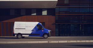 Nijwa-Zero-Renault-Master-E-Tech-geparkeerd-in-de-stad